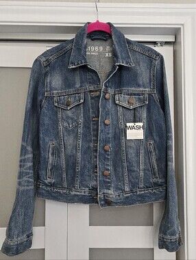 GAP 1969 Classic Denim Jacket in Medium Blue